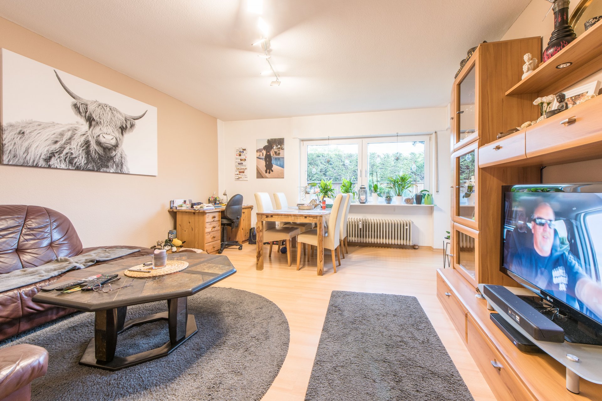 Ordentlich großes Wohnzimmer mit direktem Zugang zum Balkon und Garten - Oliver Reifferscheid - Immobilienmakler Darmstadt