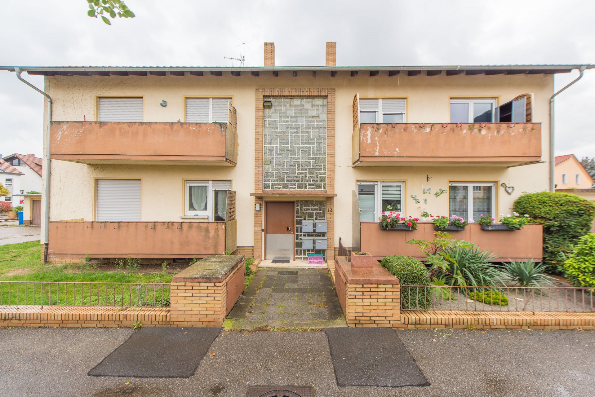 zur Bildergalerie Worms - Schön gestaltetes Vierfamilienhaus mit Sanierungsstau