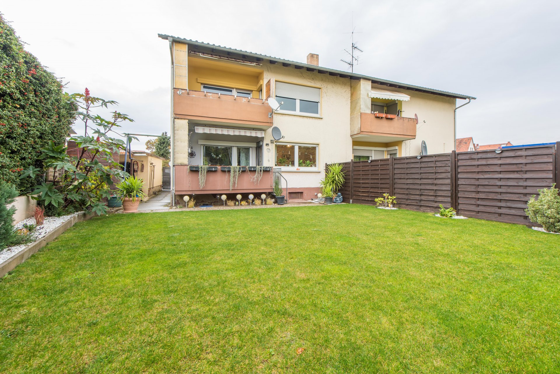 Gartenfläche zur rechten EG Wohnung - Oliver Reifferscheid - Immobilienmakler Darmstadt