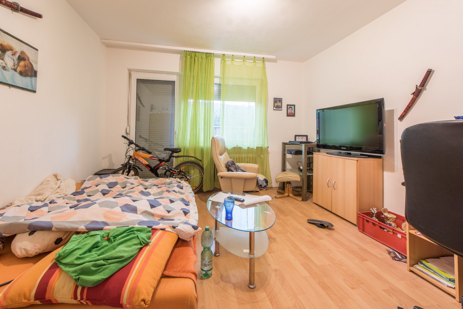 Schlafzimmer auf der Straßenseite mit Zugang zum Balkon - Oliver Reifferscheid - Immobilienmakler Darmstadt