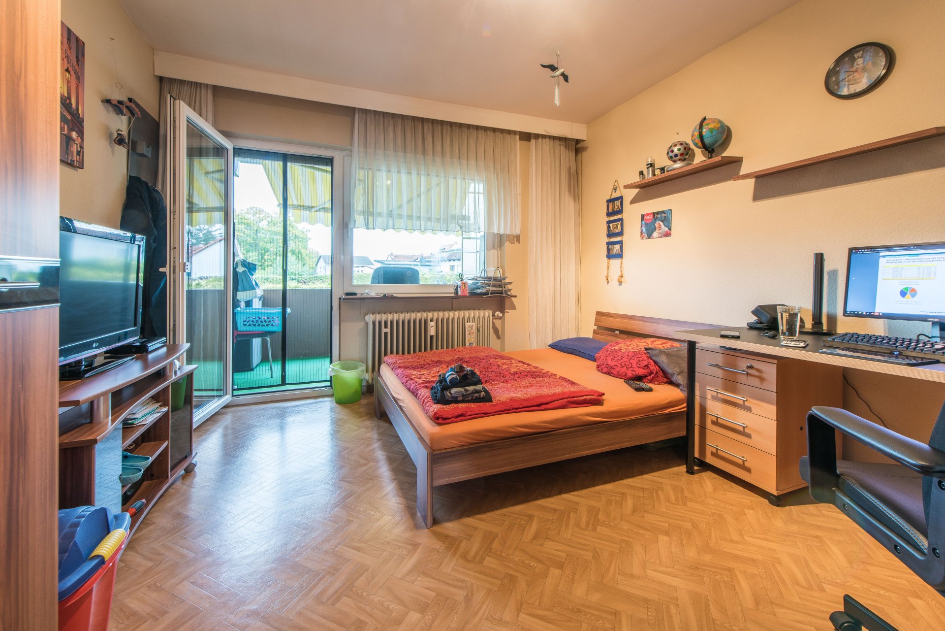 Schlafzimmer auf der Gartenseite mit Zugang zum teilüberdachten Balkon - Oliver Reifferscheid - Immobilienmakler Darmstadt