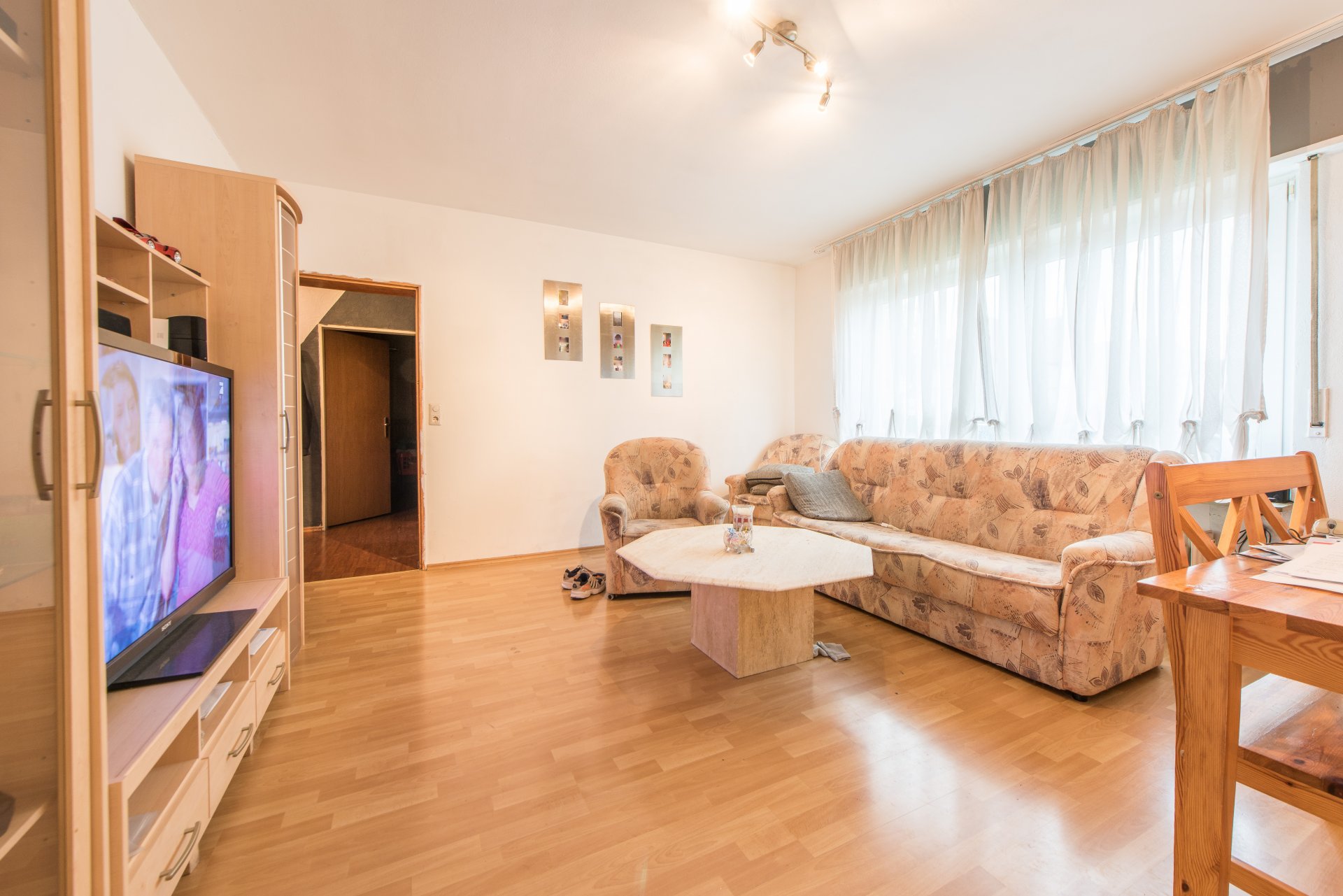 Wohnung ist semi gepflegt mit direktem Ausgang vom Balkon zum Wohnungsgarten - Oliver Reifferscheid - Immobilienmakler Darmstadt