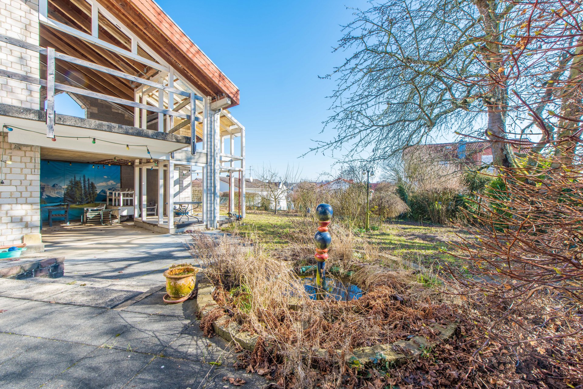 Terrasse auf der Gartenebene. Das Grundstück ist für eine DHH außergewöhnlich groß und flach - Oliver Reifferscheid - Immobilienmakler Darmstadt