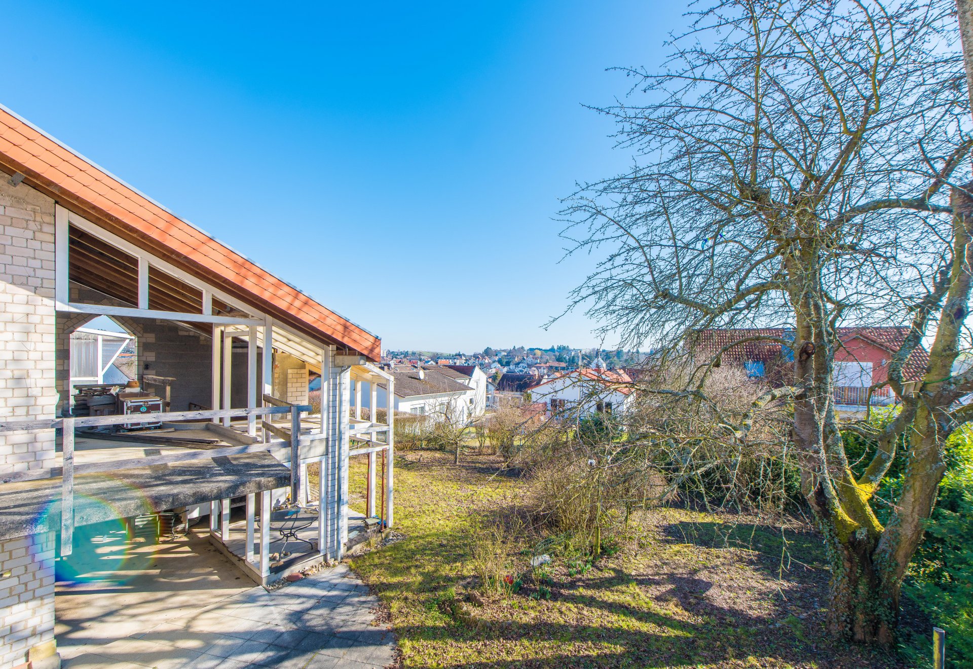 Blick von der Terrasse über Ihr Grundstück und ins kleine Tal - Oliver Reifferscheid - Immobilienmakler Darmstadt