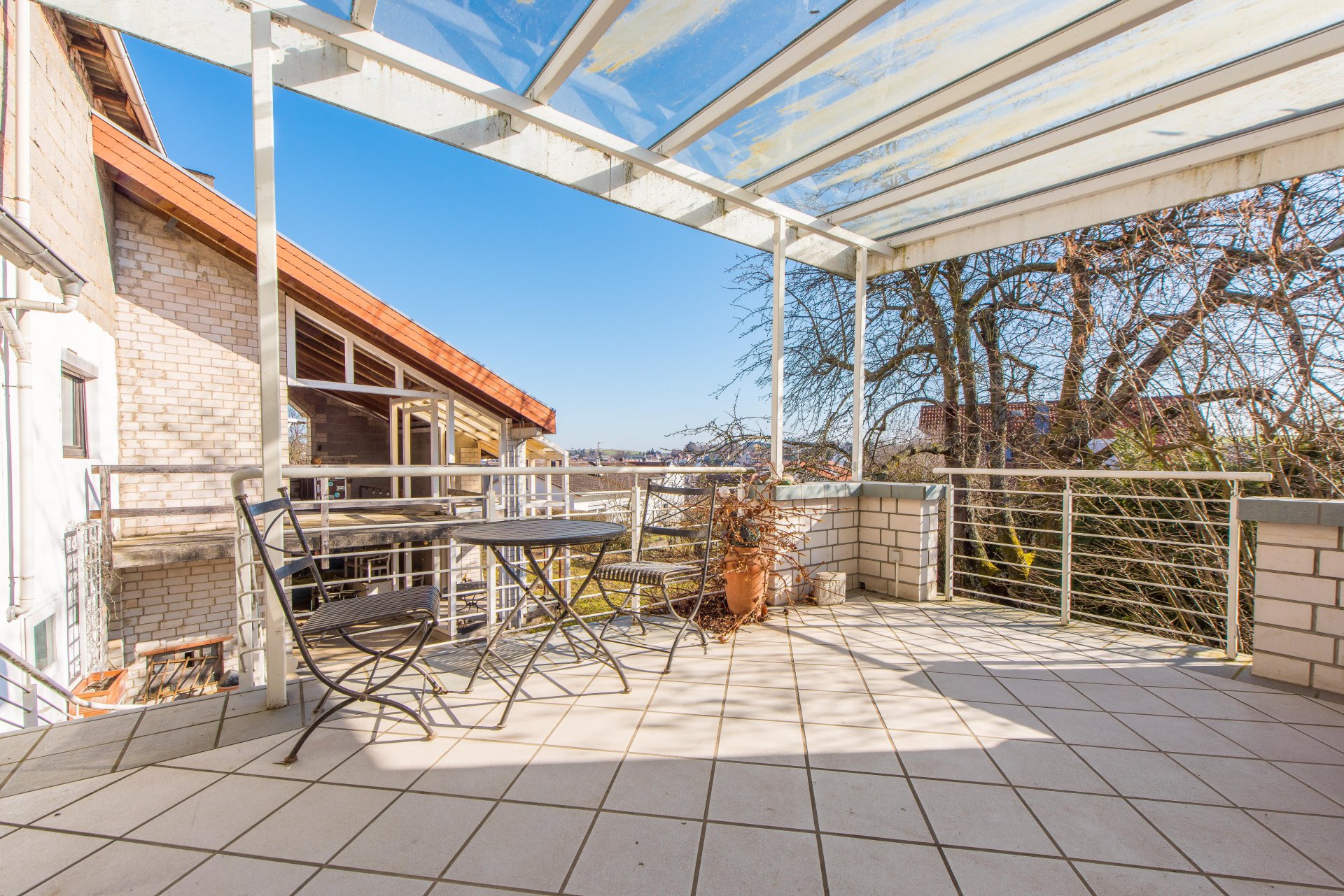 Überdachte Terrasse mit Blick - Oliver Reifferscheid - Immobilienmakler Darmstadt
