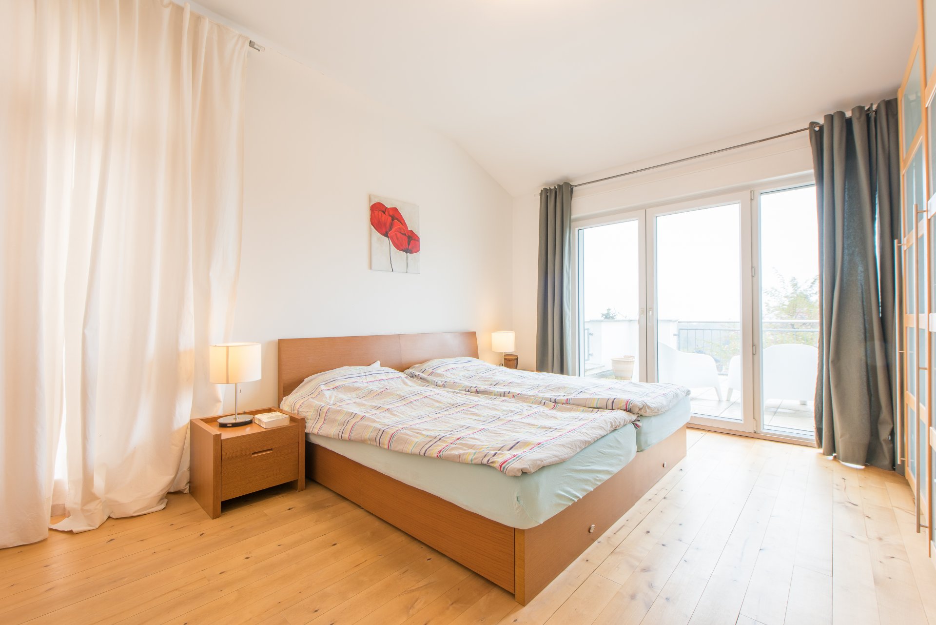 Überhöhe in den Schlafzimmern und viel Terrasse mit doppelflügligen Fenstertüren - Oliver Reifferscheid - Immobilienmakler Darmstadt