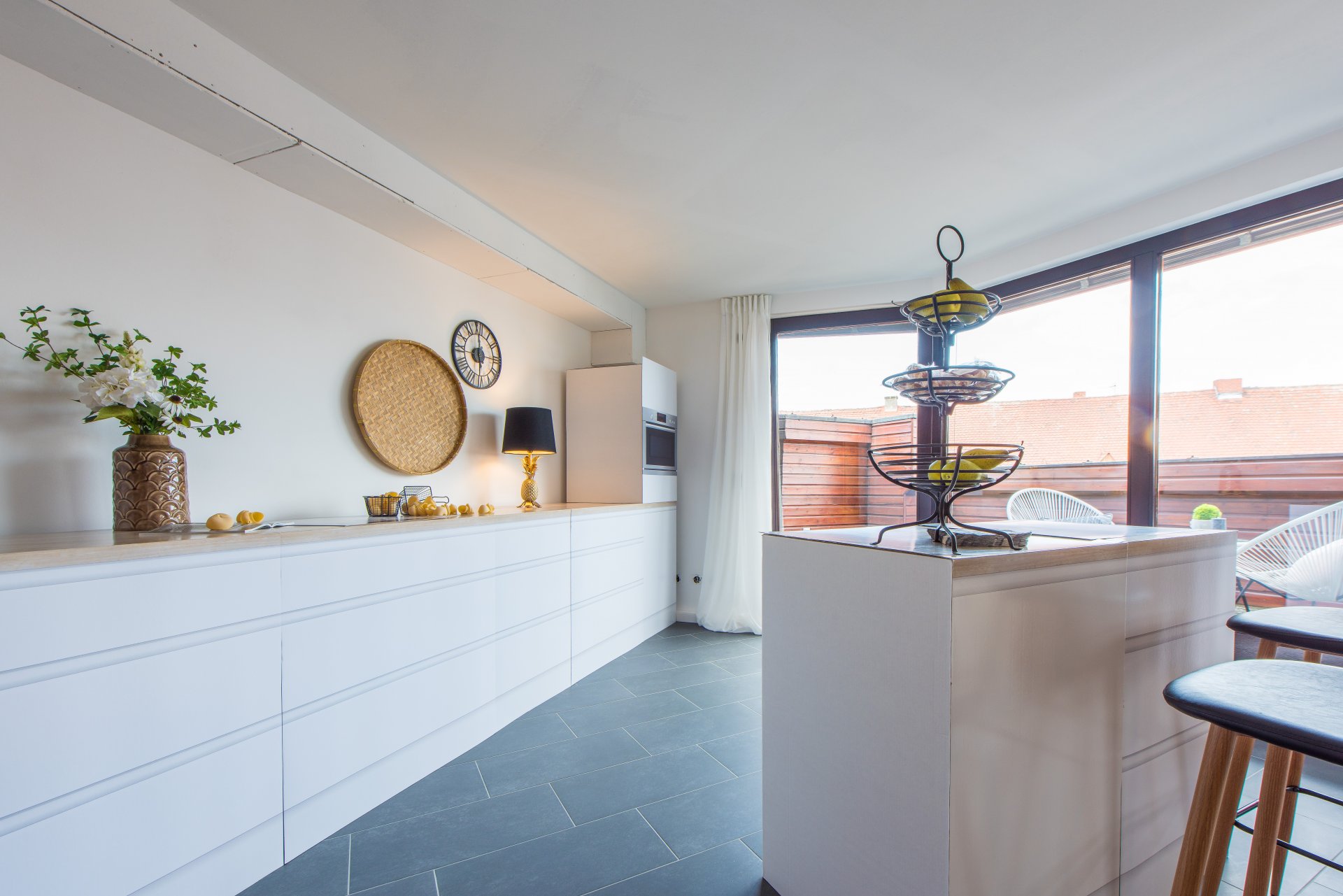 Offener Küchenraum mit bodentiefen Fenstern - Oliver Reifferscheid - Immobilienmakler Darmstadt
