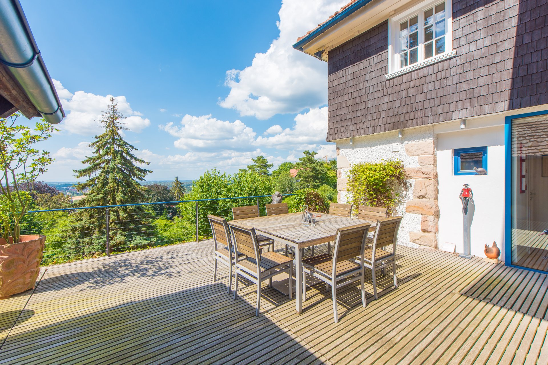 Geschützte Terrasse mit Rheintalblick - Oliver Reifferscheid - Immobilienmakler Darmstadt