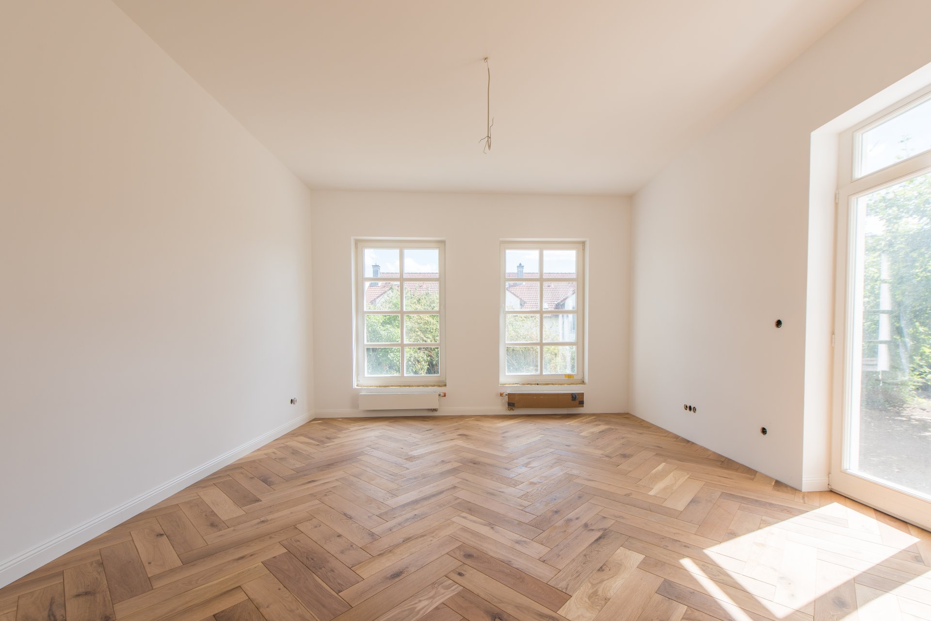 Wohnzimmer mit ca. 2,9 m Deckenhöhe und Südausrichtung - Oliver Reifferscheid - Immobilienmakler Darmstadt