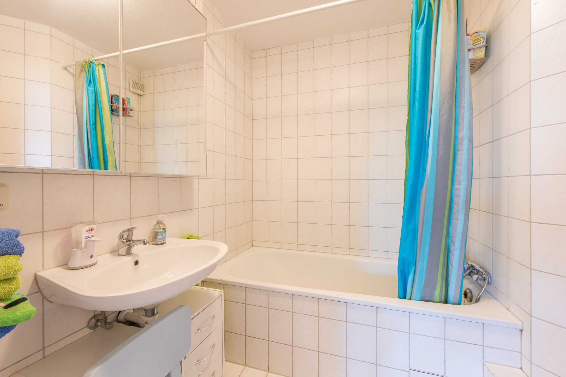 Bad mit Badewanne - Oliver Reifferscheid - Immobilienmakler Darmstadt