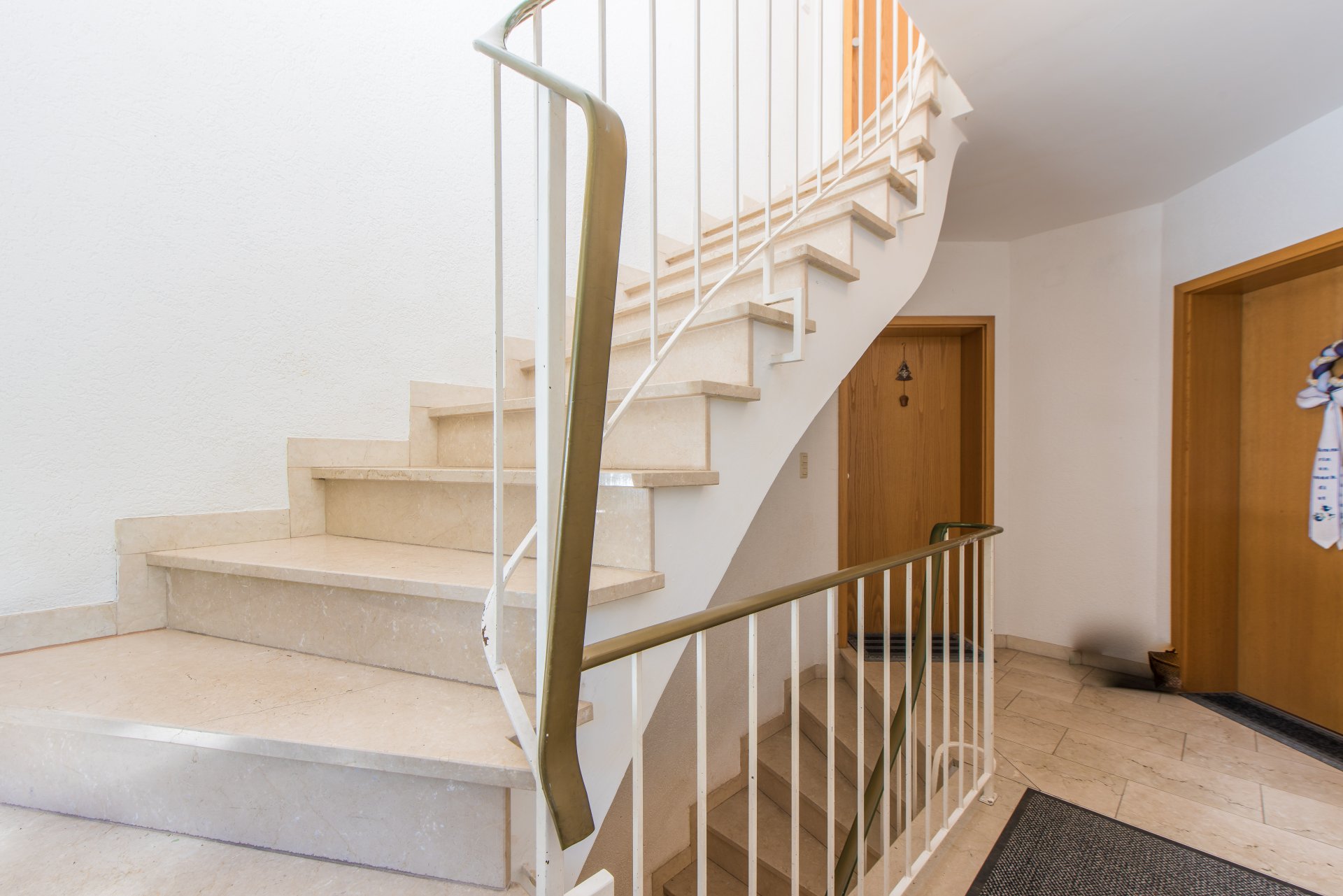 gepflegtes Treppenhaus - Oliver Reifferscheid - Immobilienmakler Darmstadt