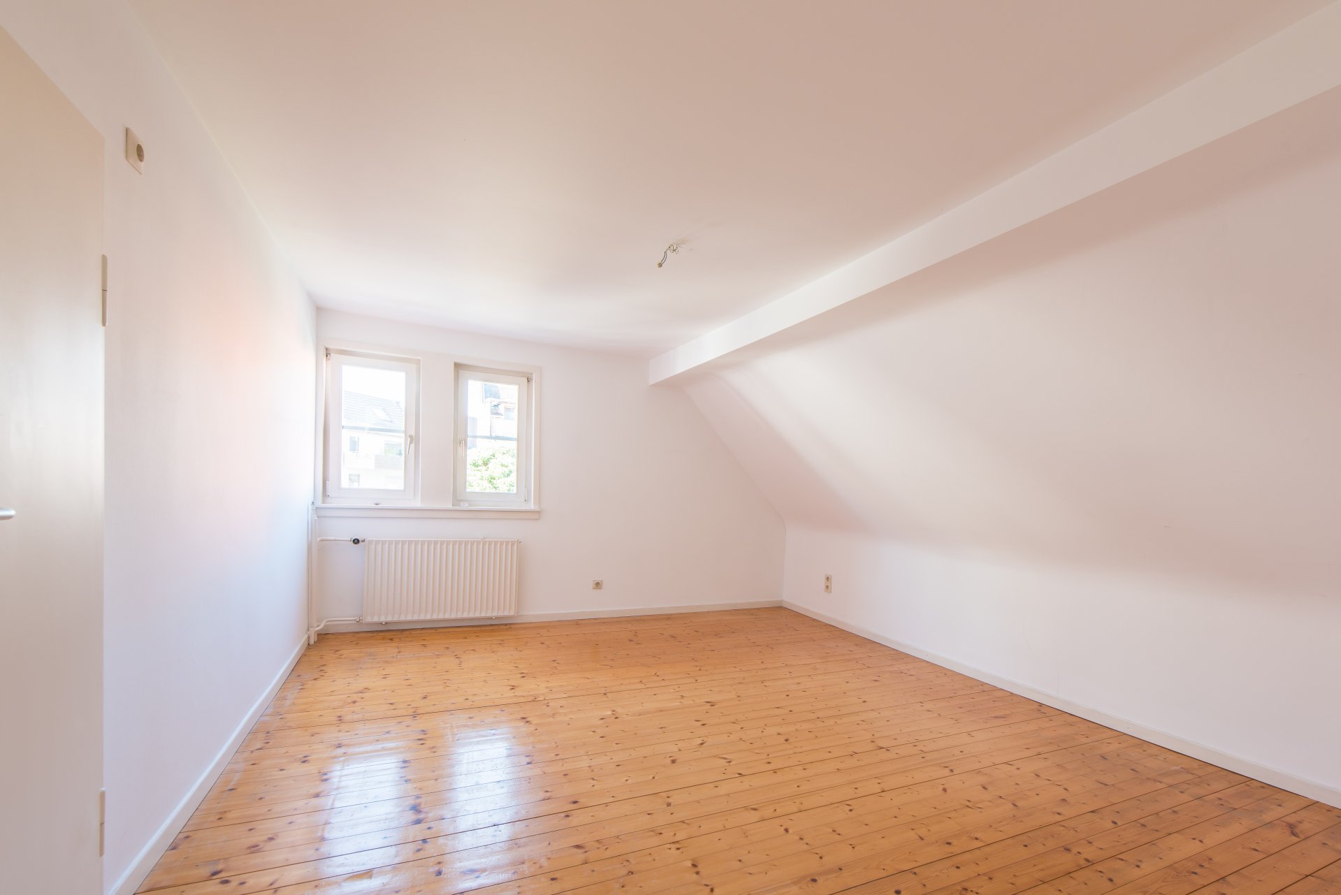 Hauptschlafzimmer mit Vollholzdielen - Oliver Reifferscheid - Immobilienmakler Darmstadt