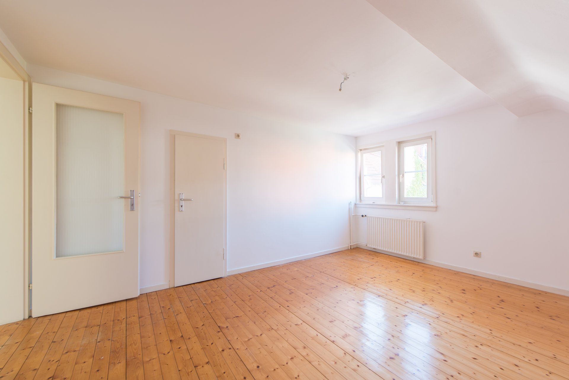 Tür zur kleinen Abseite - Oliver Reifferscheid - Immobilienmakler Darmstadt