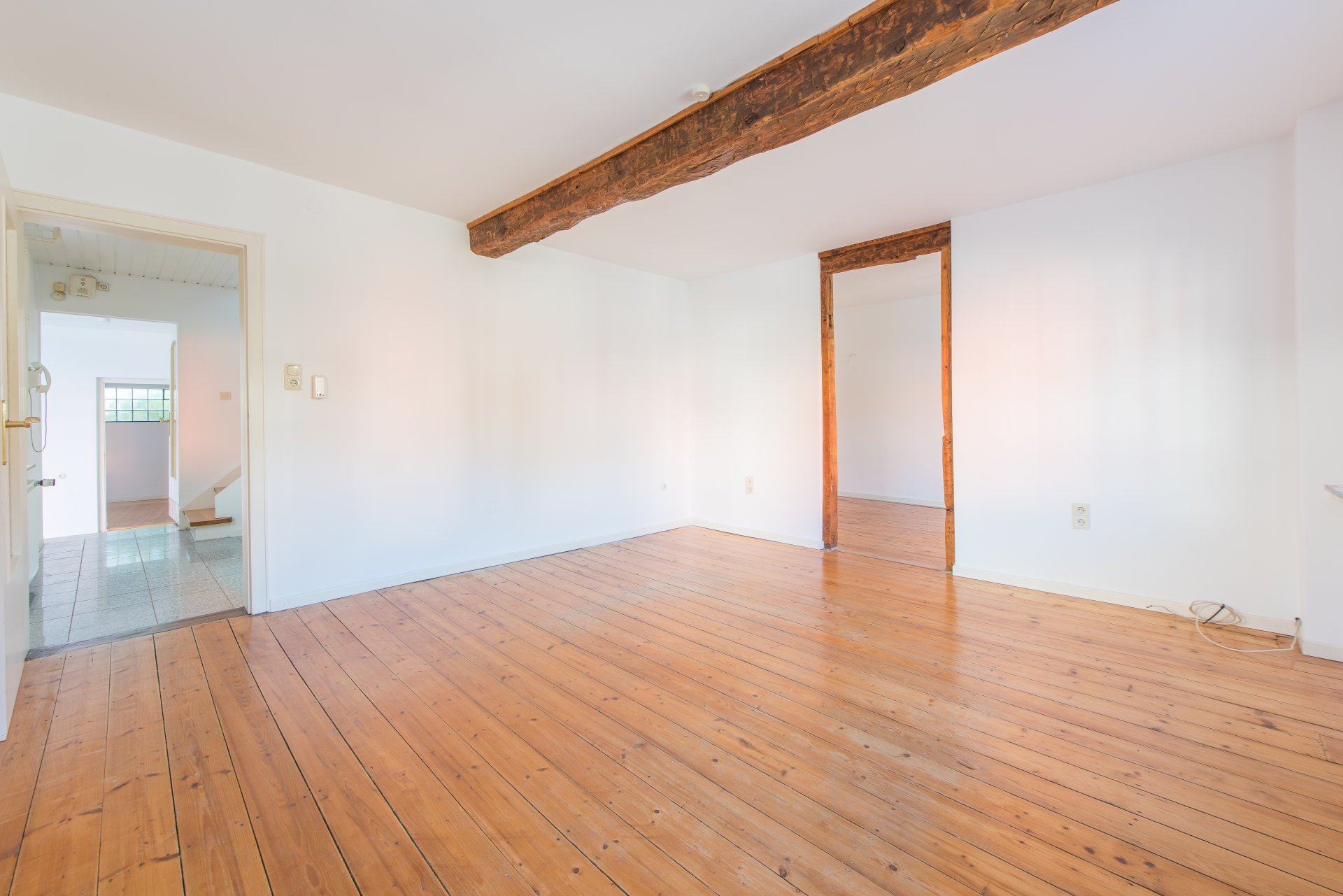 Wohnzimmer mit schönem Dielenboden - Oliver Reifferscheid - Immobilienmakler Darmstadt