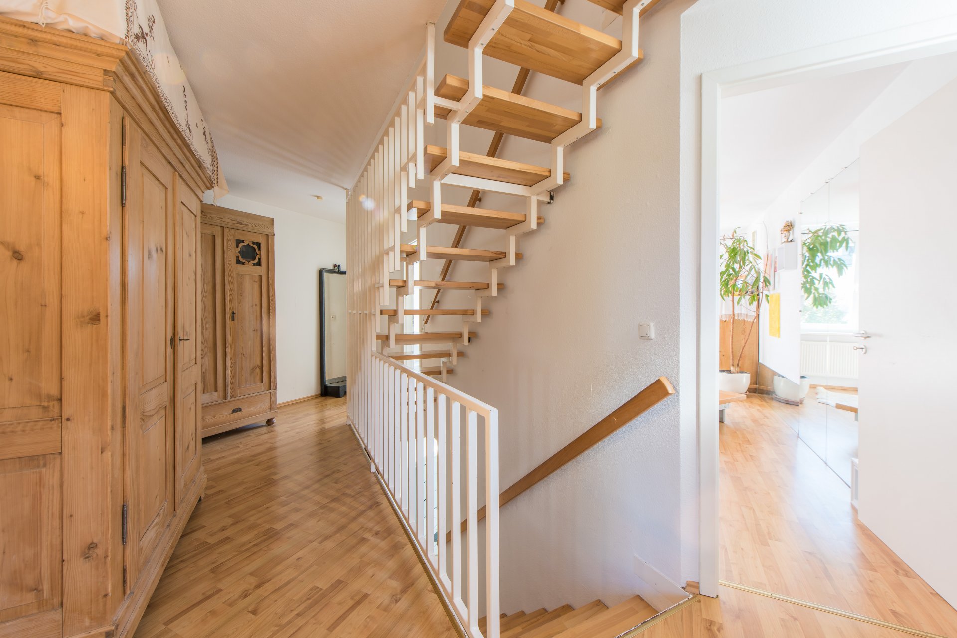 Gerades Treppenhaus sorgt für viel Wohnfläche aufgrund geringer Verkehrswege - Oliver Reifferscheid - Immobilienmakler Darmstadt