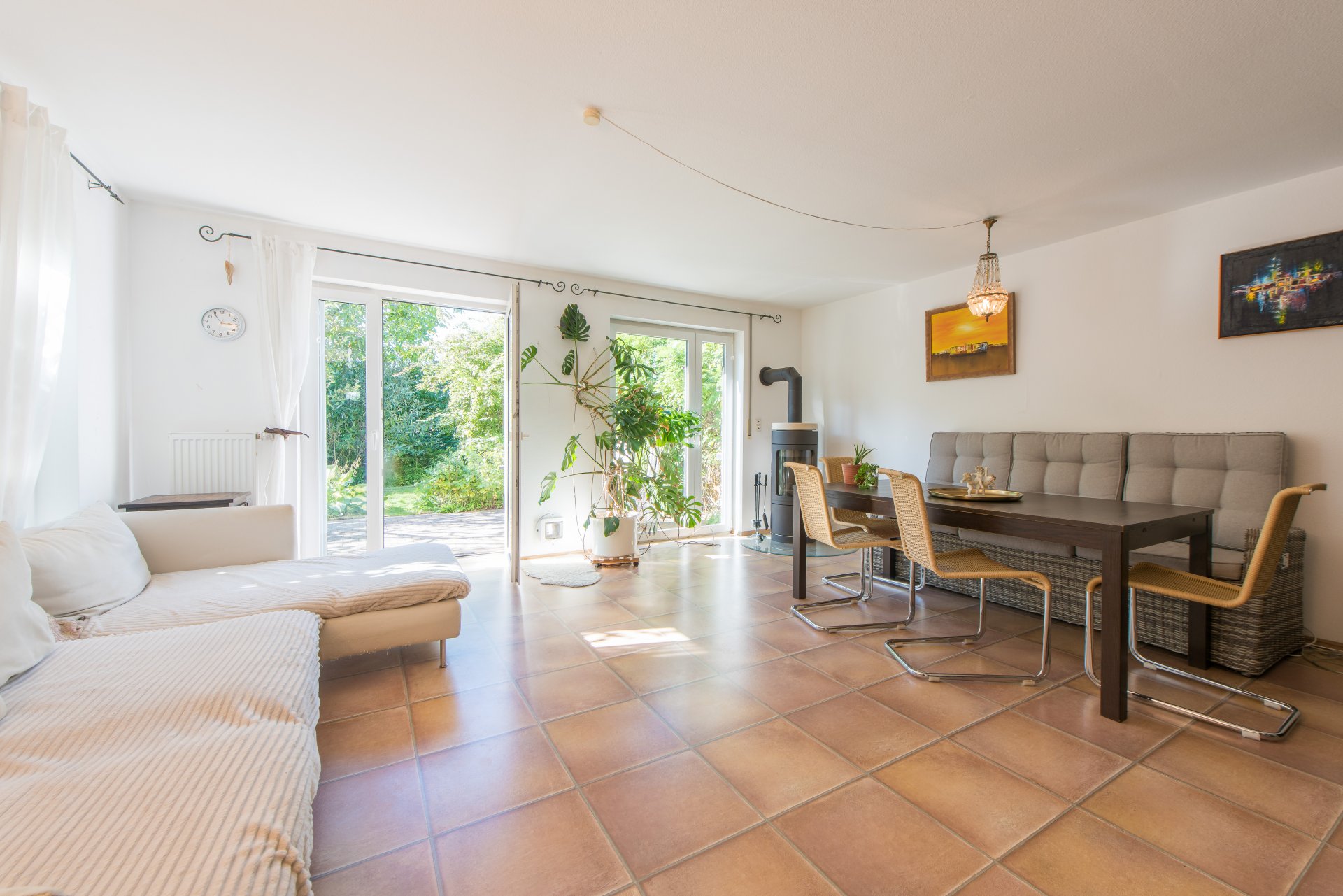 Fast raumbreite, bodentiefen Fenstertüren und sogar zusätzliche Fenster nach Süden, was nur im Endhaus möglich ist - Oliver Reifferscheid - Immobilienmakler Darmstadt