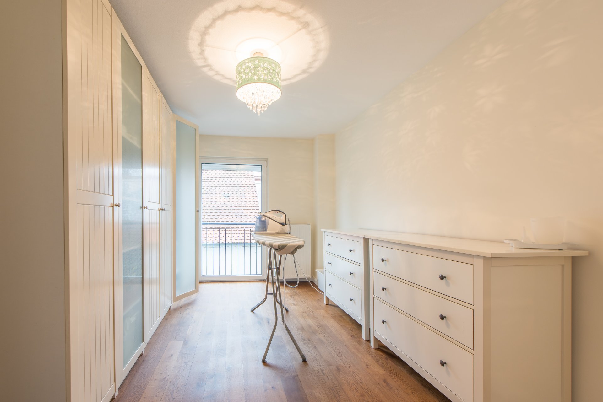 Kinderzimmer 4 mit Fenstertür - Oliver Reifferscheid - Immobilienmakler Darmstadt