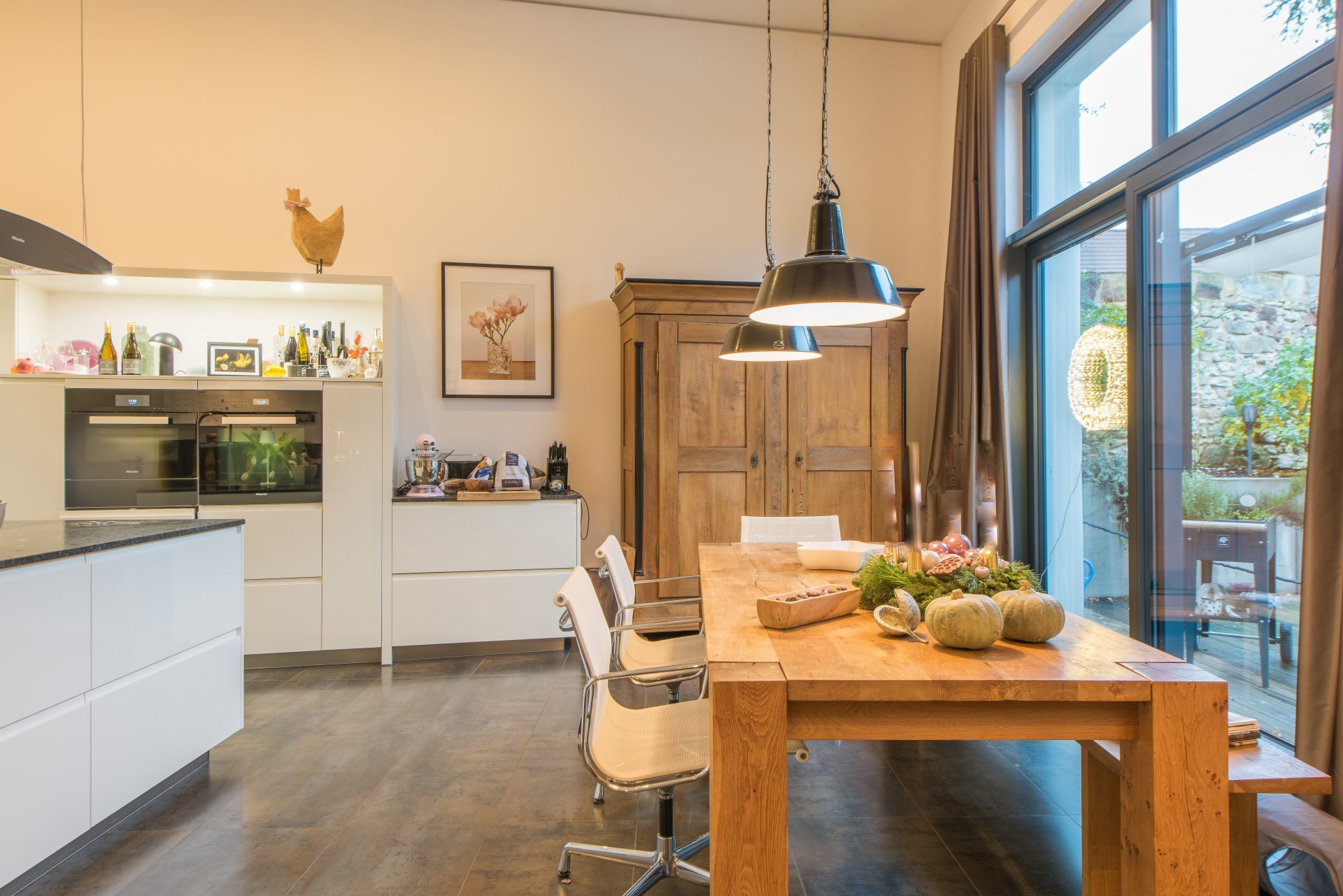 Bodentiefe, deckenhohe, raumbreite Fenster lassen viel Licht in den Raum mit deutlicher Überhöhe - Oliver Reifferscheid - Immobilienmakler Darmstadt