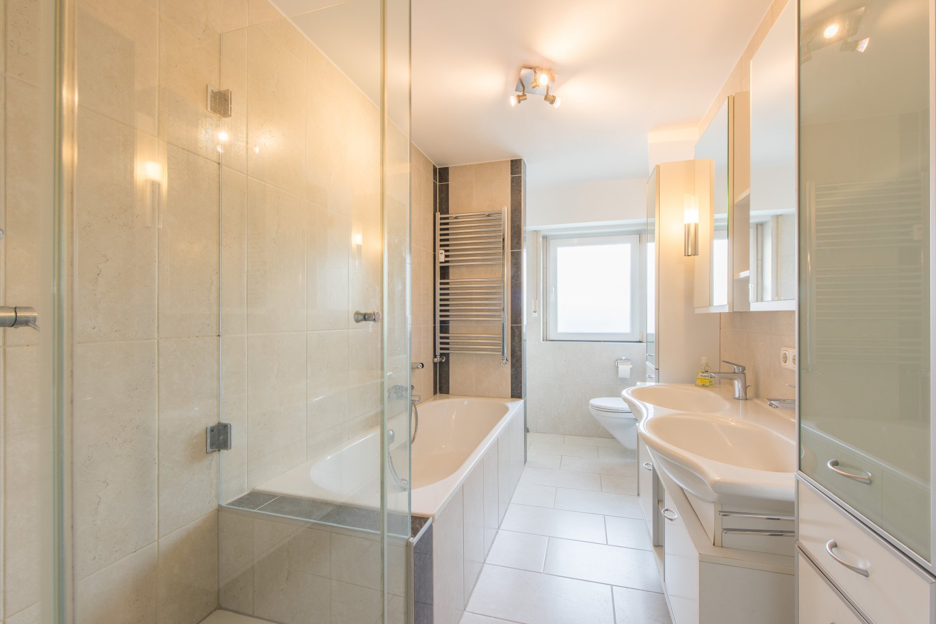 Mit Dusche, Badewanne, Doppelwaschtisch und WC - Oliver Reifferscheid - Immobilienmakler Darmstadt