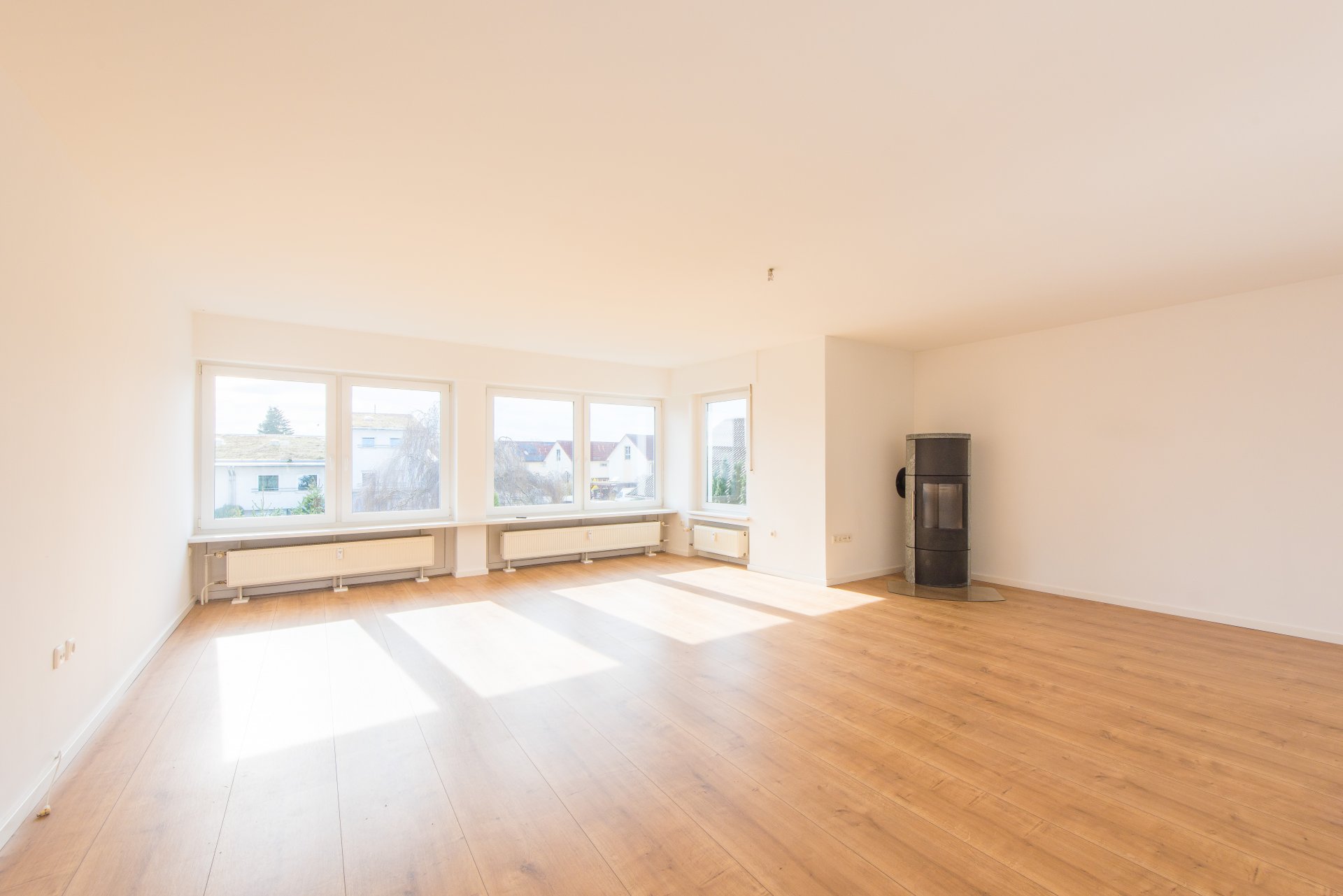 Helles Wohnzimmer mit Parkett, Landhausdiele extrabreit - Oliver Reifferscheid - Immobilienmakler Darmstadt