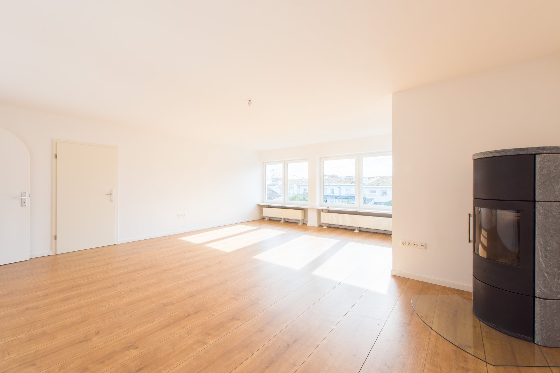 Große Fensterfront, dreifach verglast - Oliver Reifferscheid - Immobilienmakler Darmstadt