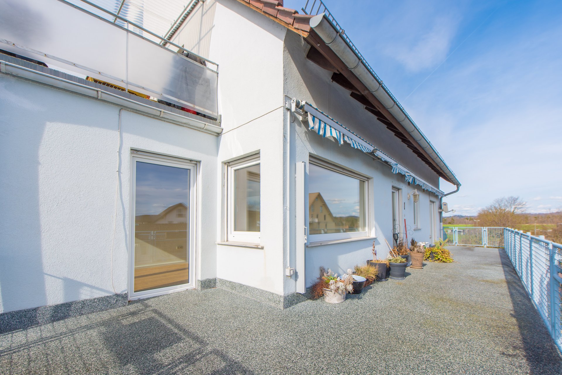 Sehr große Terrasse mit Blick - Oliver Reifferscheid - Immobilienmakler Darmstadt