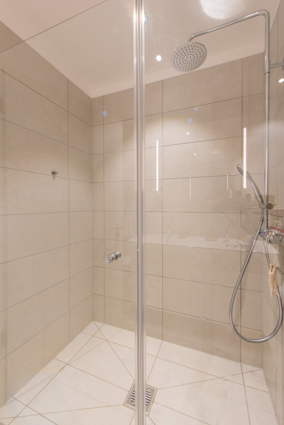 Bodengleiche, sehr große Regendusche mit Verglasung - Oliver Reifferscheid - Immobilienmakler Darmstadt
