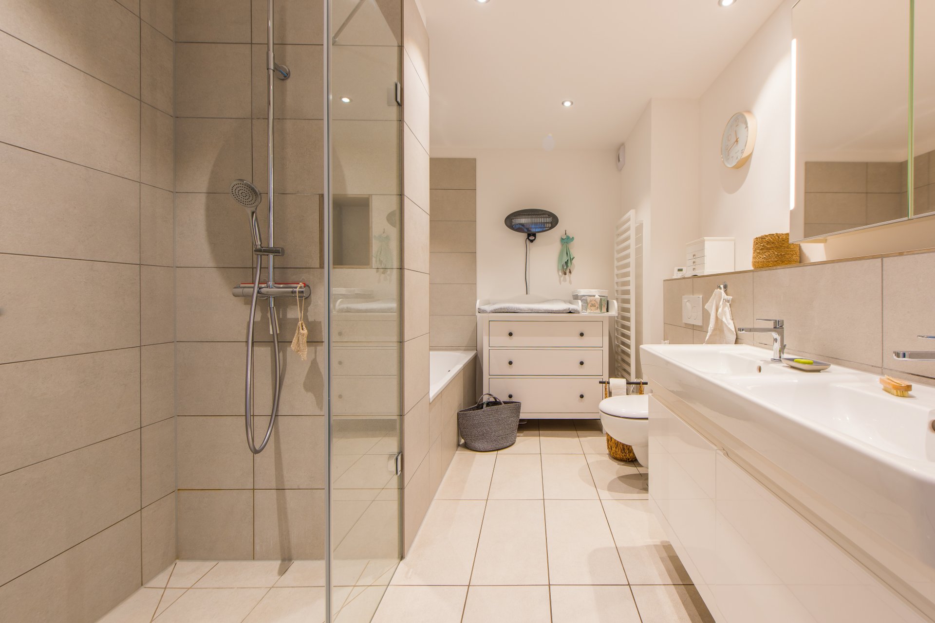 Vollbad mit bodengleicher Dusche, Badewanne, WC und 2x Waschtisch - Oliver Reifferscheid - Immobilienmakler Darmstadt