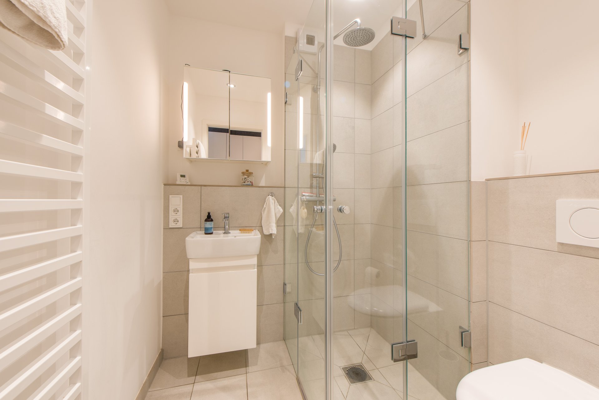 Kinderbad mit bodengleicher Dusche - Oliver Reifferscheid - Immobilienmakler Darmstadt