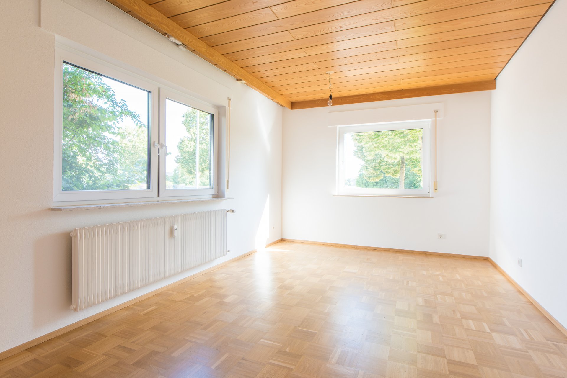 Frisch geschliffener Vollholzparkett, Eiche in der Verlegeart Mosaik - Oliver Reifferscheid - Immobilienmakler Darmstadt