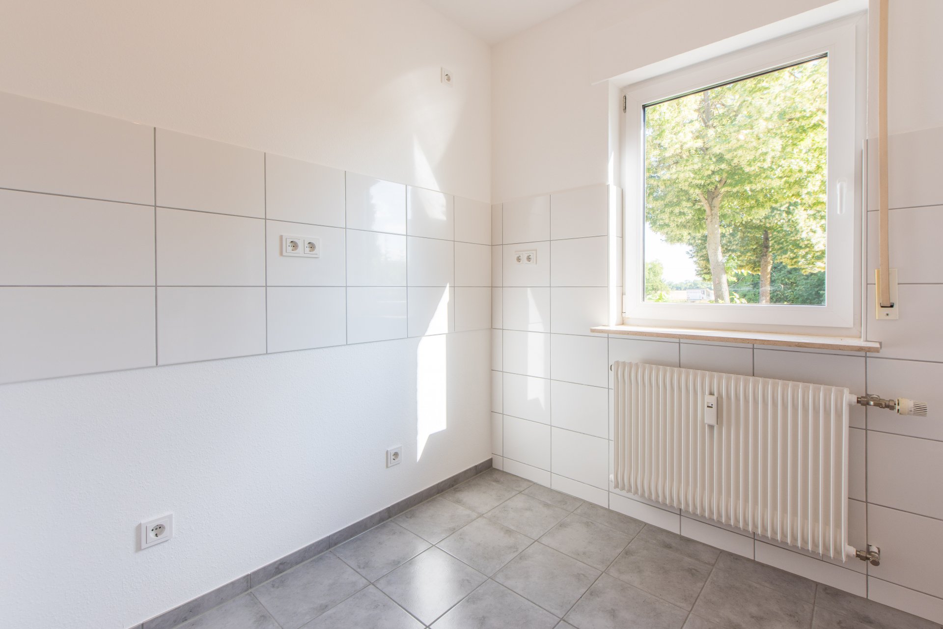 Mittelgroße Küche mit neuen Fliesen - Oliver Reifferscheid - Immobilienmakler Darmstadt