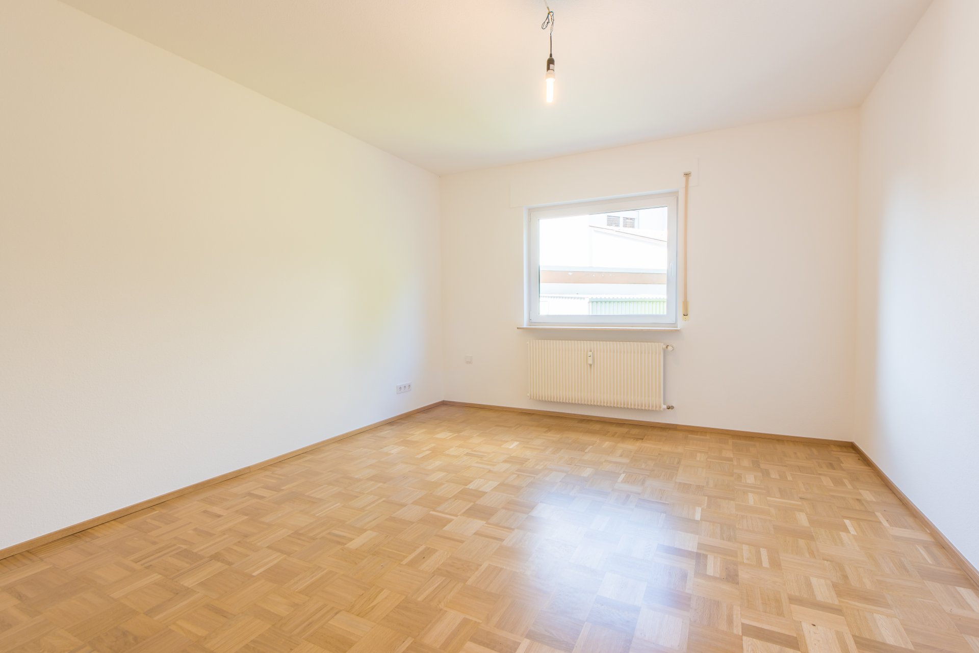 Großes Schlafzimmer auf der Gartenseite, hier können Sie ruhig schlafen - Oliver Reifferscheid - Immobilienmakler Darmstadt
