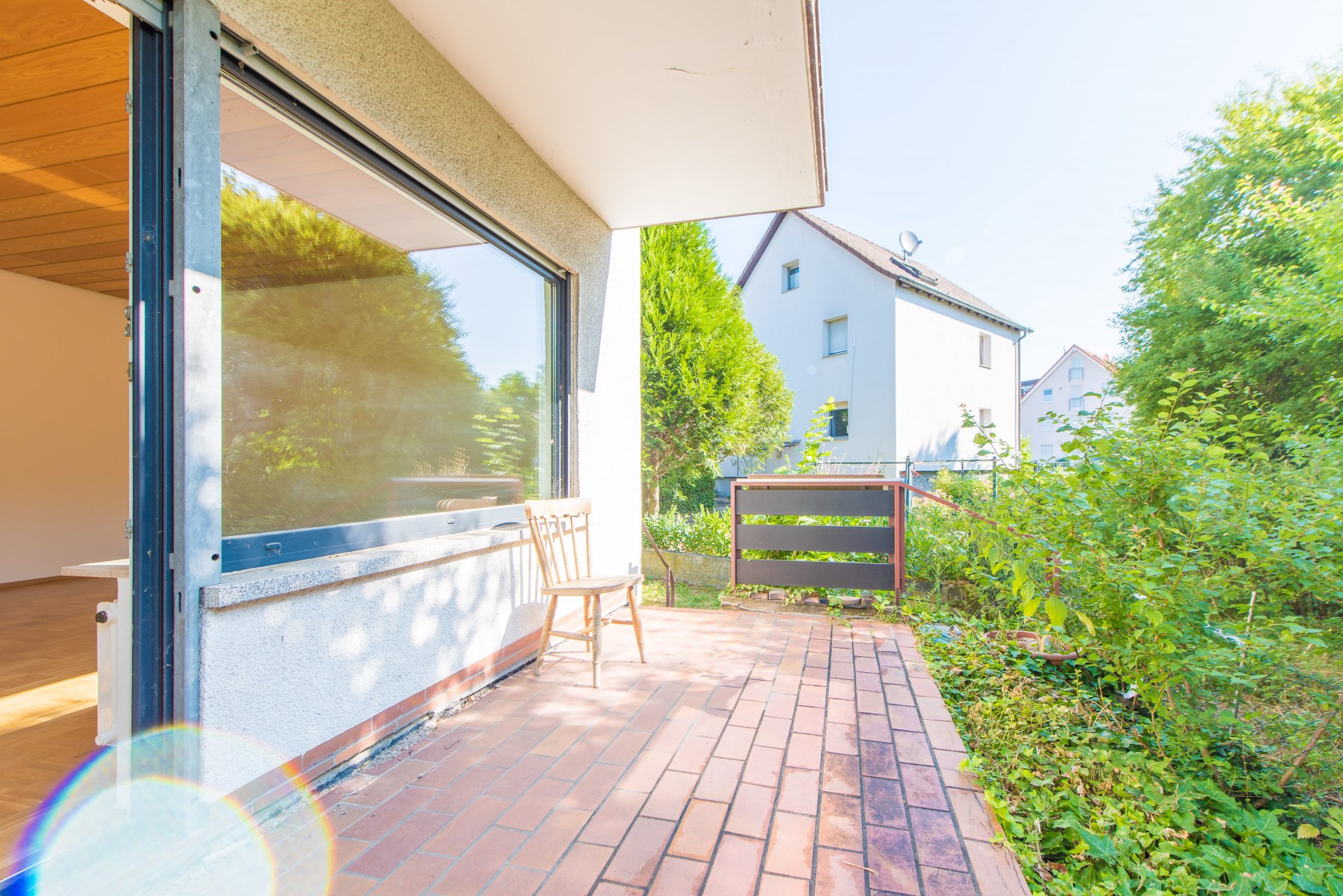 Süd-Ostterrasse vorm Wohnzimmer, die beiden anderen Wohnungen sind vermietet und haben Balkone - Oliver Reifferscheid - Immobilienmakler Darmstadt