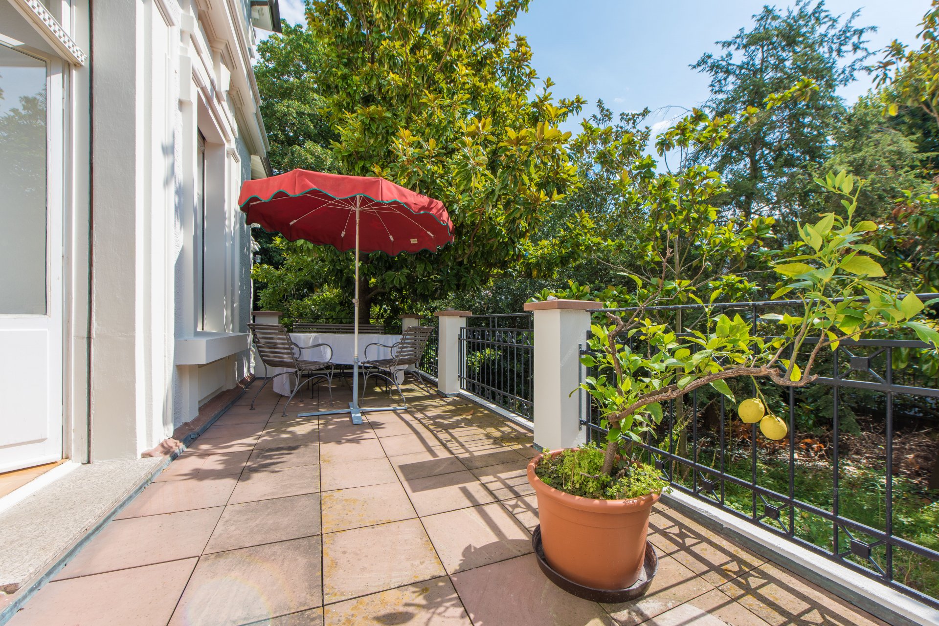 Gartenterrasse der ca. 196 m² großen EG Wohnung - Oliver Reifferscheid - Immobilienmakler Darmstadt
