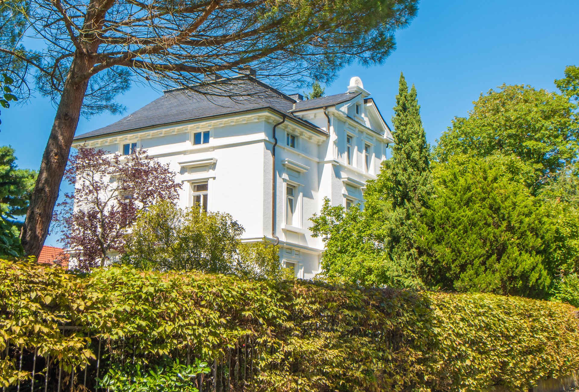 zur Bildergalerie Jugenheim - Villa des Historismus mit klassizistischem Mittelresalit und zusätzlichem Gartenhaus