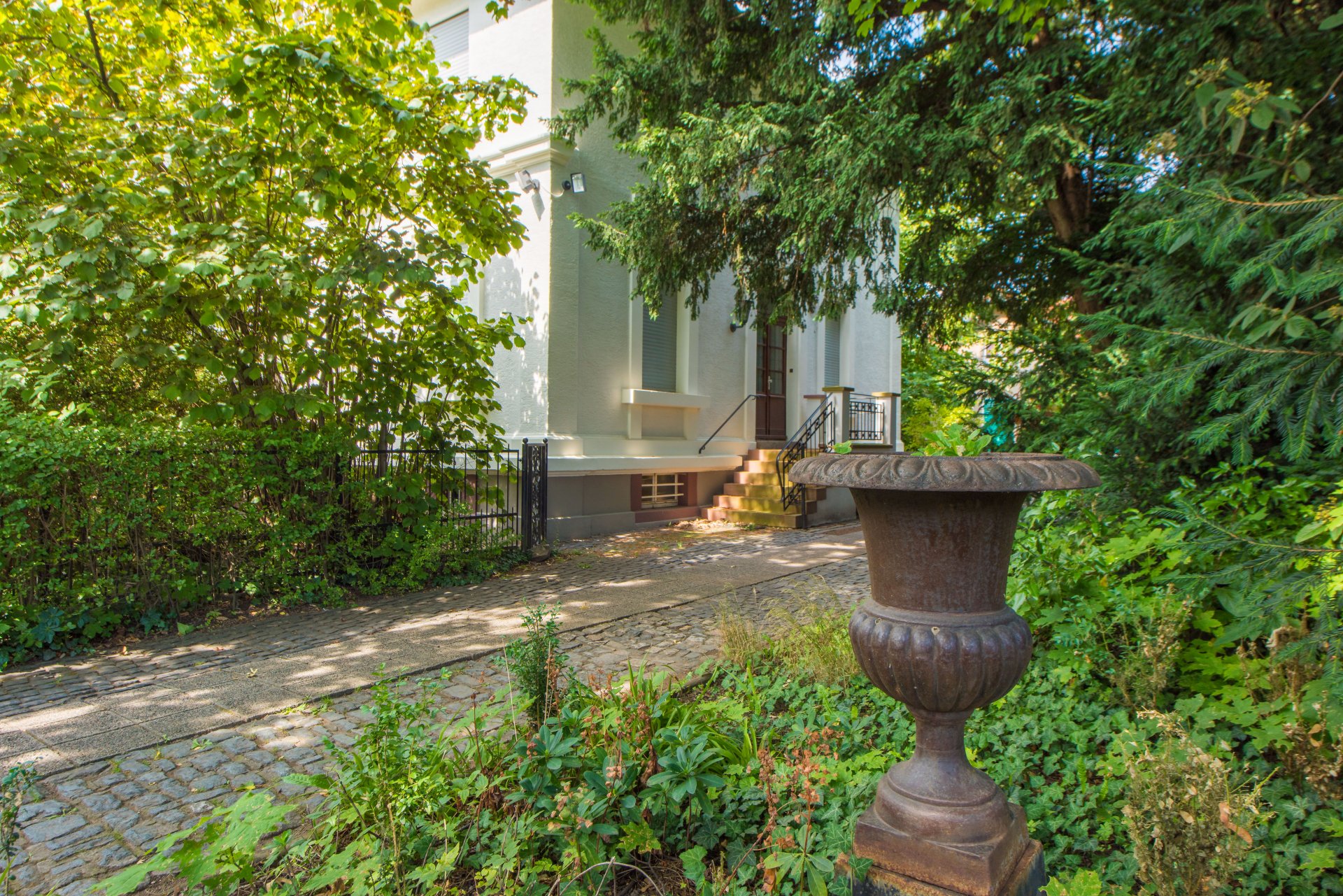 Zufahrt zur Villa und zur Remise - Oliver Reifferscheid - Immobilienmakler Darmstadt