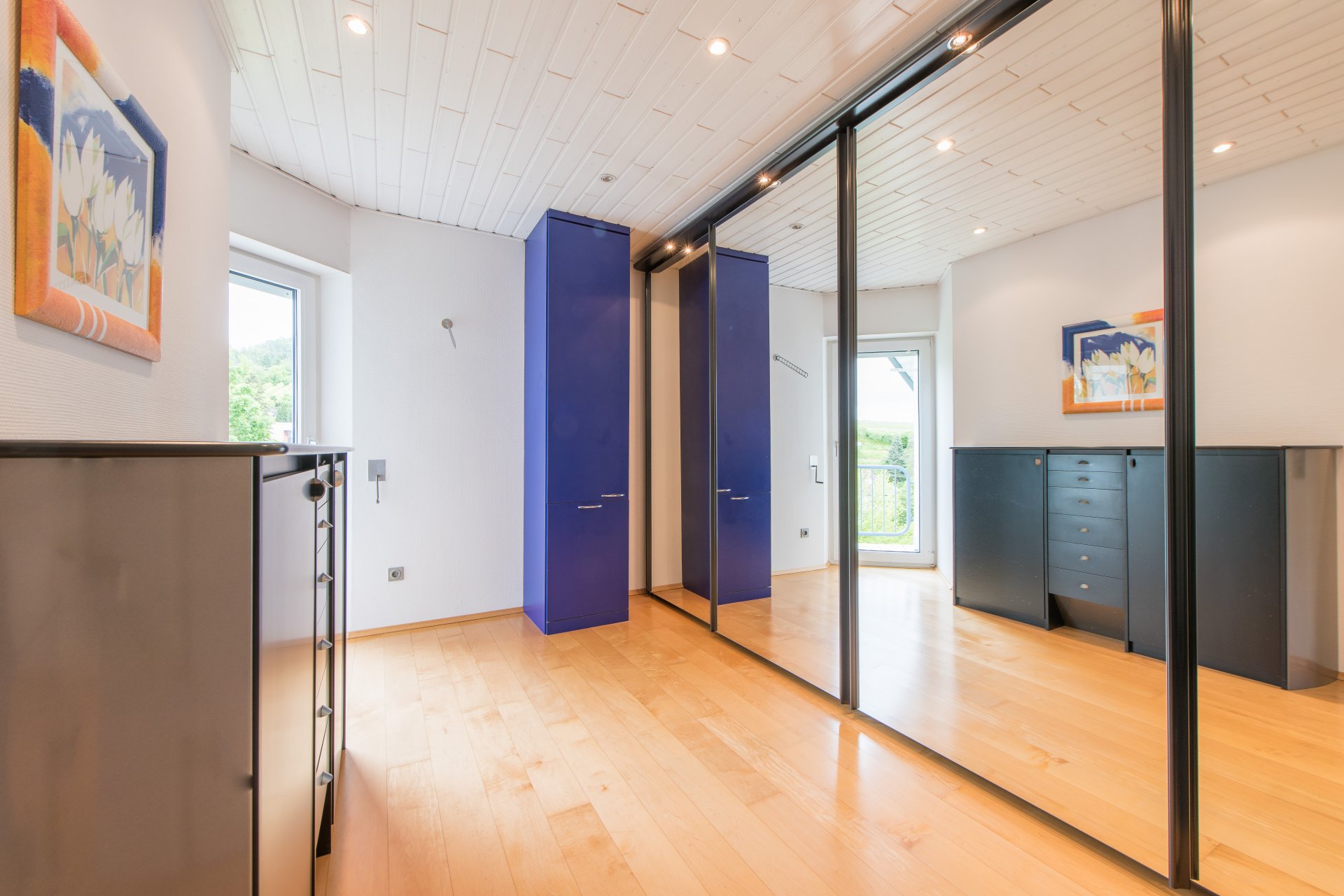 Ankleide mit Lüftbalkon in der Elternsuite - Oliver Reifferscheid - Immobilienmakler Darmstadt