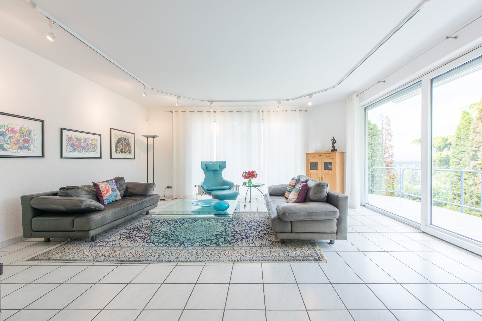 Sehr helles Wohnzimmer mit bodentiefen Fenstertüren - Oliver Reifferscheid - Immobilienmakler Darmstadt