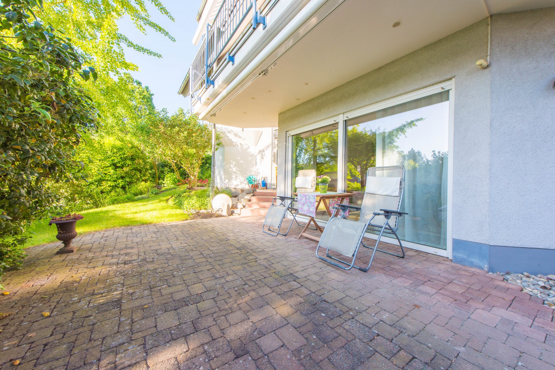Gartenterrasse für die Erwachsenen mit Schatten und Blick auf die Kindergartenebene  - Oliver Reifferscheid - Immobilienmakler Darmstadt