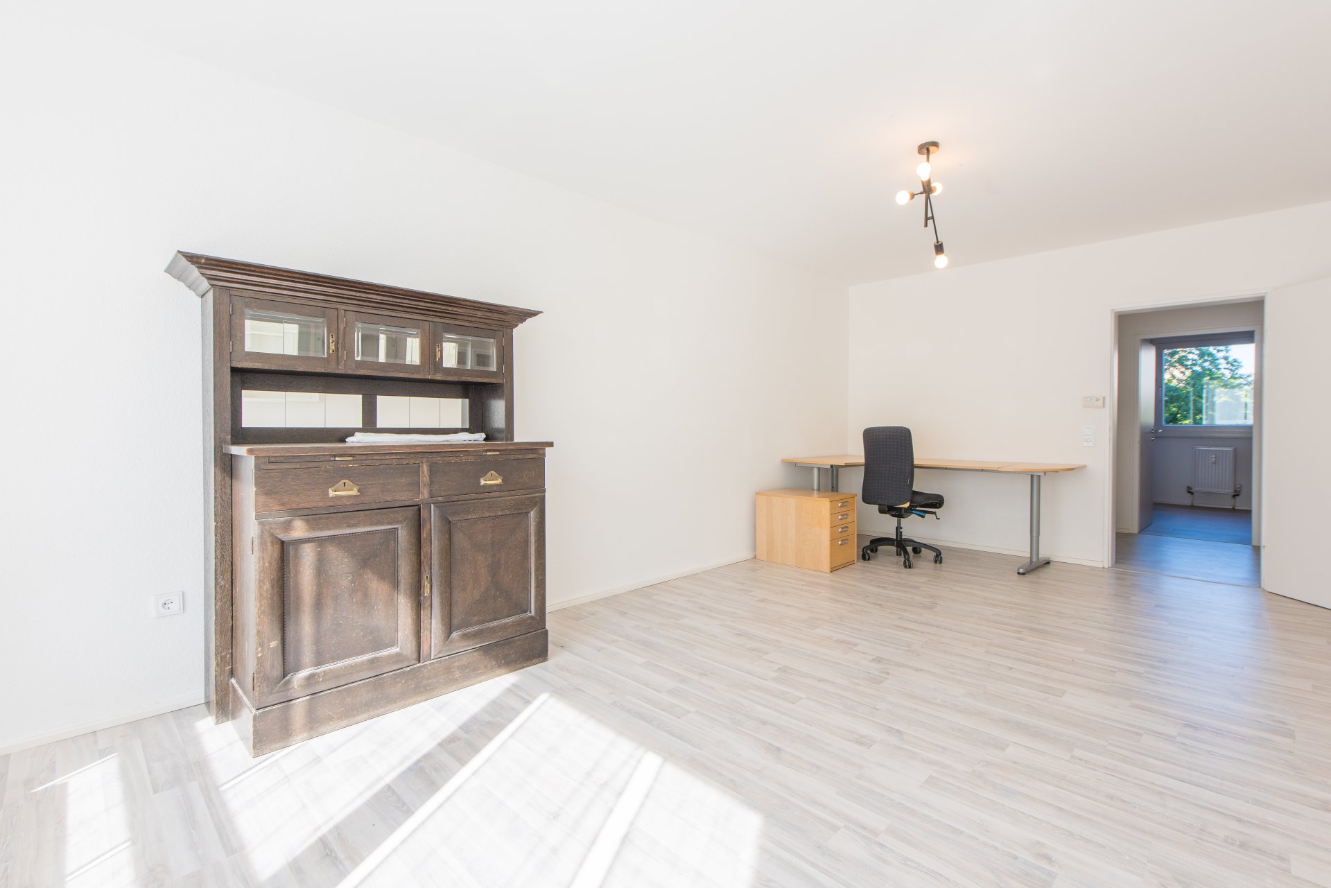 Helles Wohnzimmer mit Laminat - Oliver Reifferscheid - Immobilienmakler Darmstadt