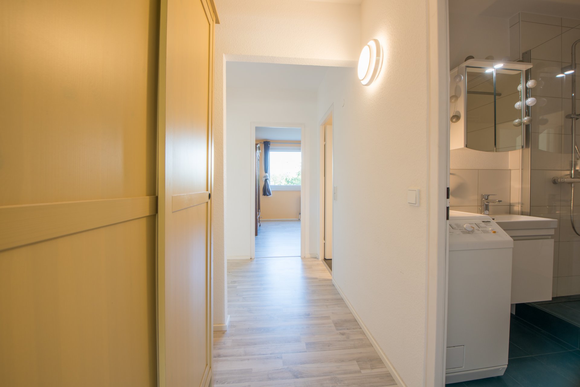 Wohnflur, durchgängig mit Laminat - Oliver Reifferscheid - Immobilienmakler Darmstadt