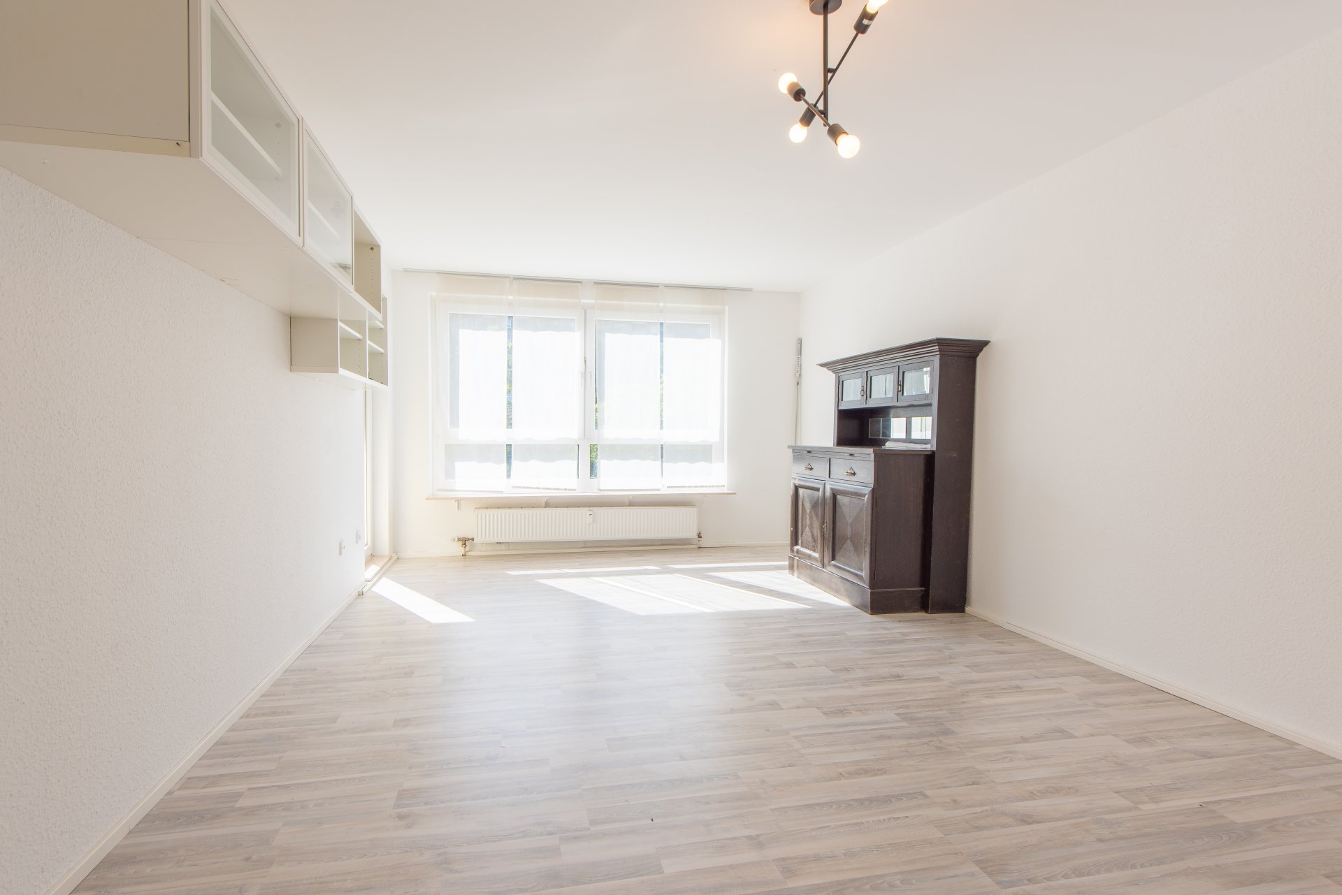 Wohnzimmer mit Zugang zum Westbalkon - Oliver Reifferscheid - Immobilienmakler Darmstadt