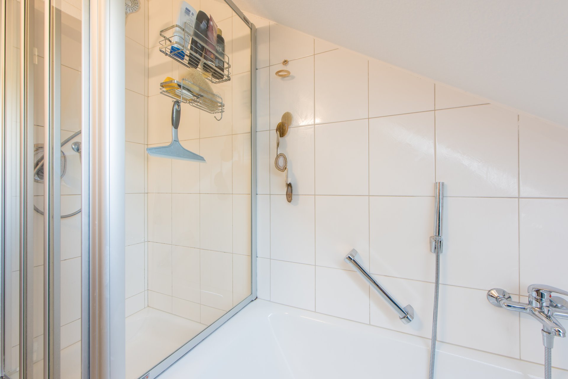 Mit Badewanne und Dusche - Oliver Reifferscheid - Immobilienmakler Darmstadt