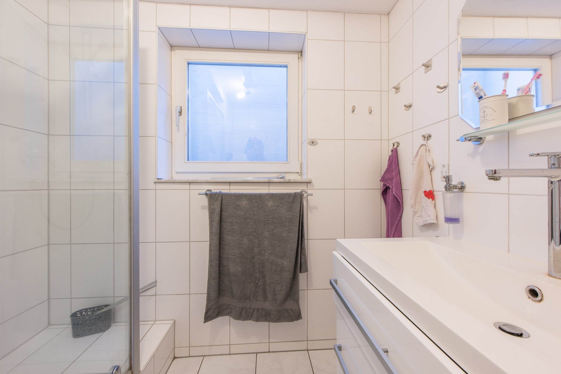 Bad mit Fenster Gartenebene - Oliver Reifferscheid - Immobilienmakler Darmstadt
