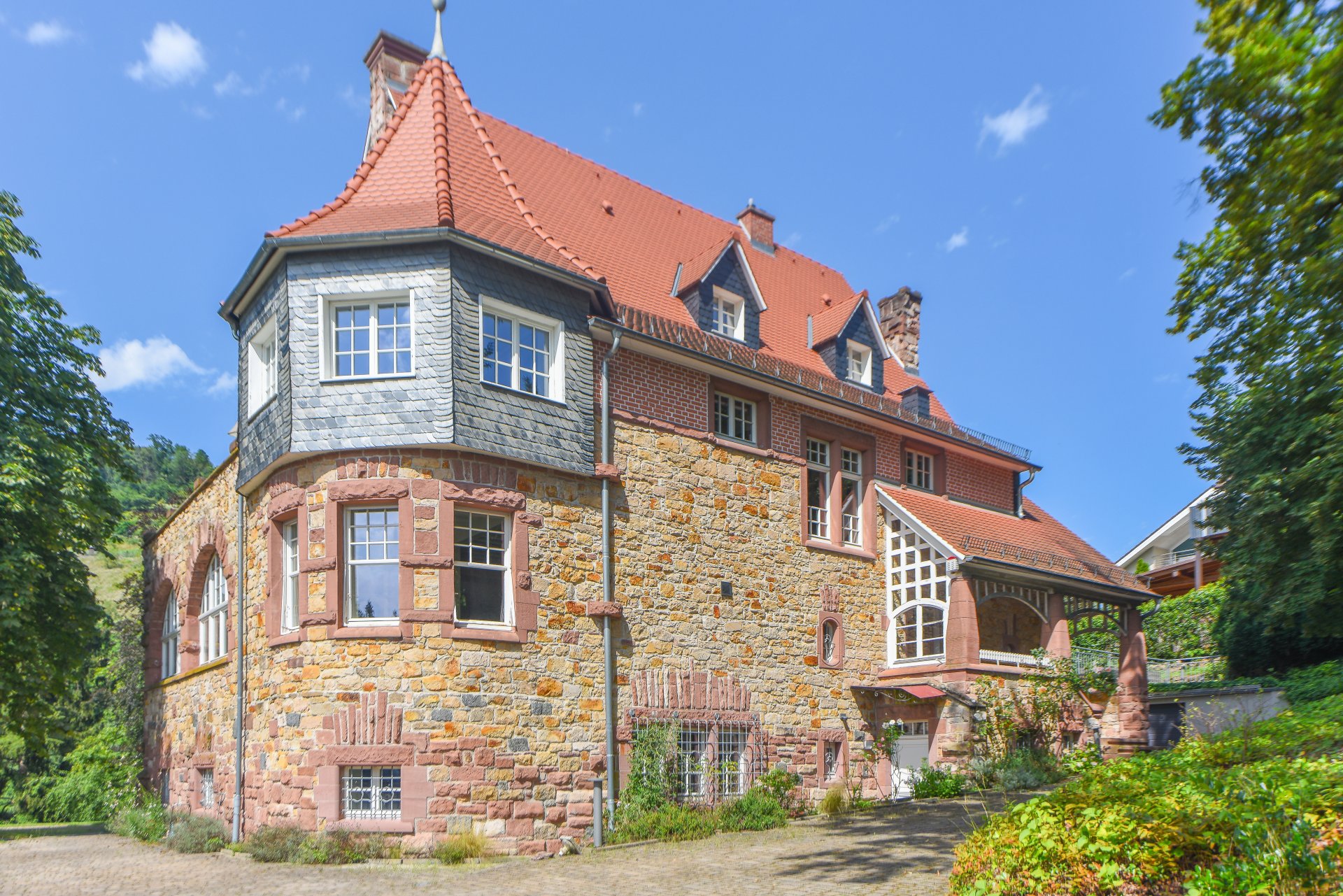 Umfangreich saniert mit traumhaften Grundstück - Oliver Reifferscheid - Immobilienmakler Darmstadt