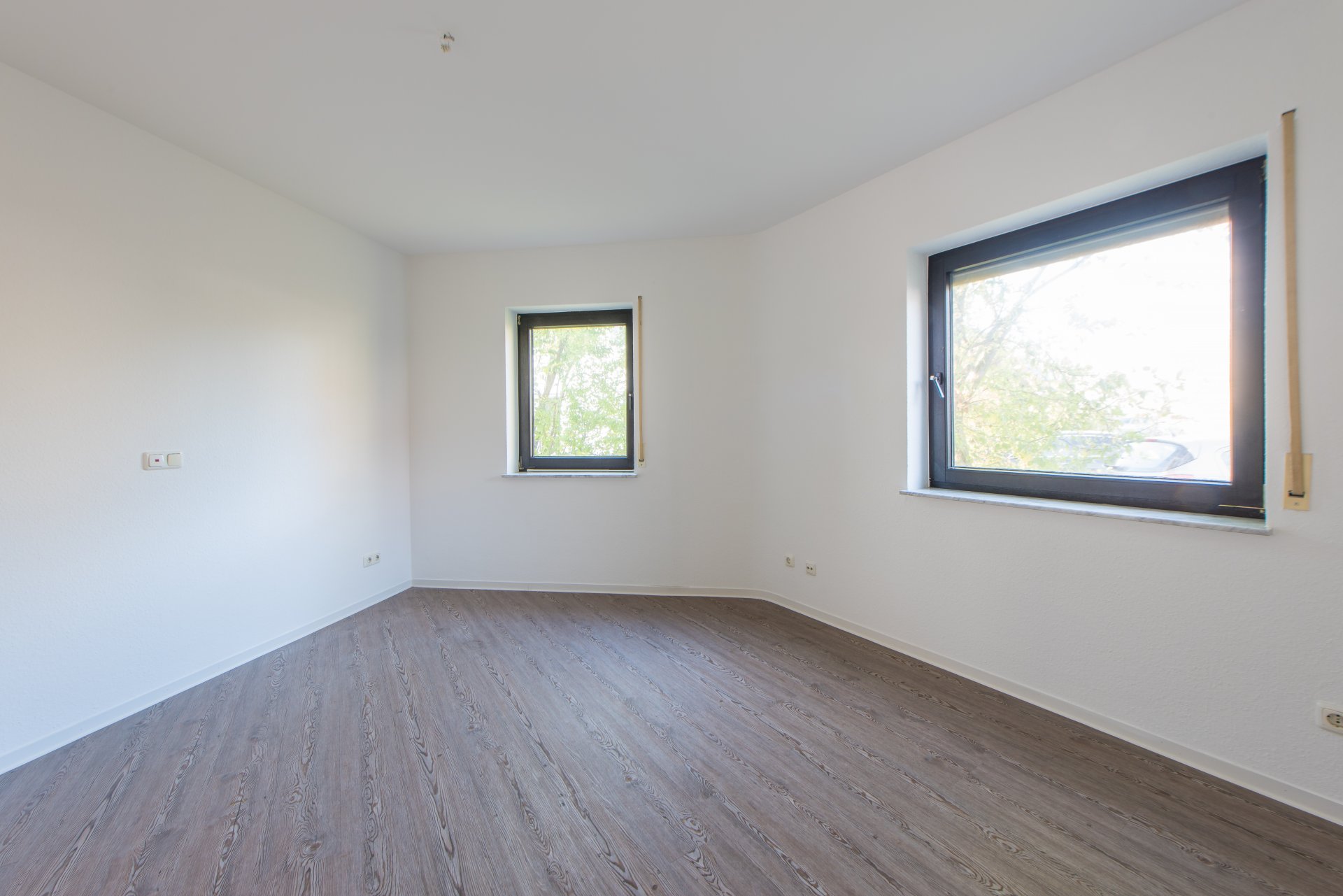 Elternschlafzimmer auf der EG Ebene mit Vinylboden in Landhausdielenoptik - Oliver Reifferscheid - Immobilienmakler Darmstadt