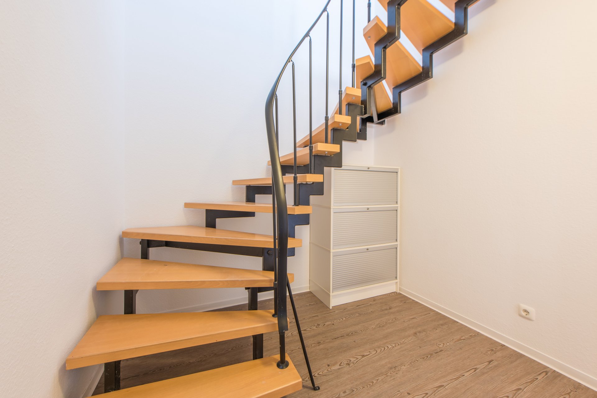 Treppe zum Gartengeschoß mit Platz unter der Treppe für Dies und Das - Oliver Reifferscheid - Immobilienmakler Darmstadt