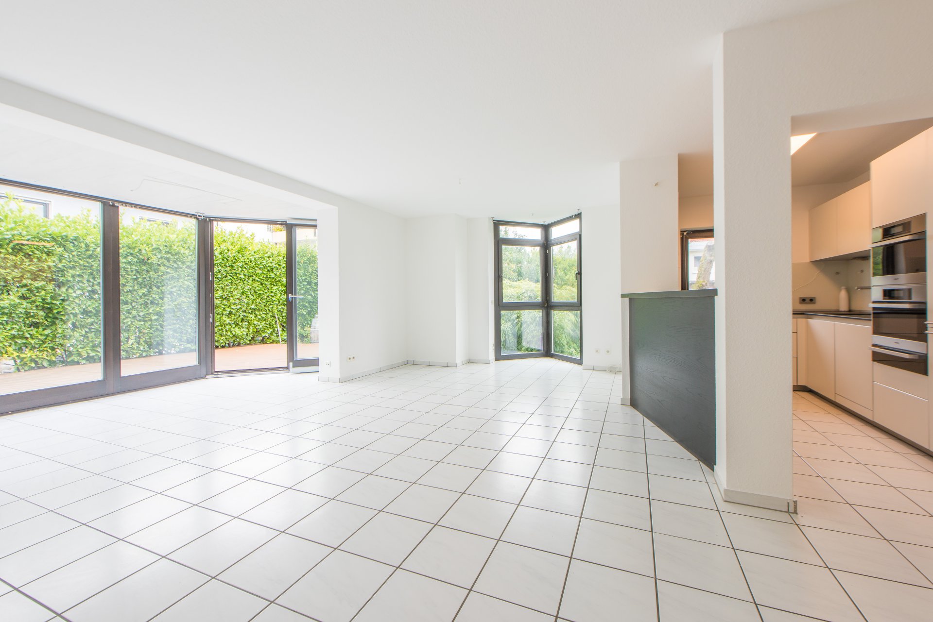 zur Bildergalerie Seeheim - Gartenwohnung mit riesiger Terrasse und Wintergartenfeeling