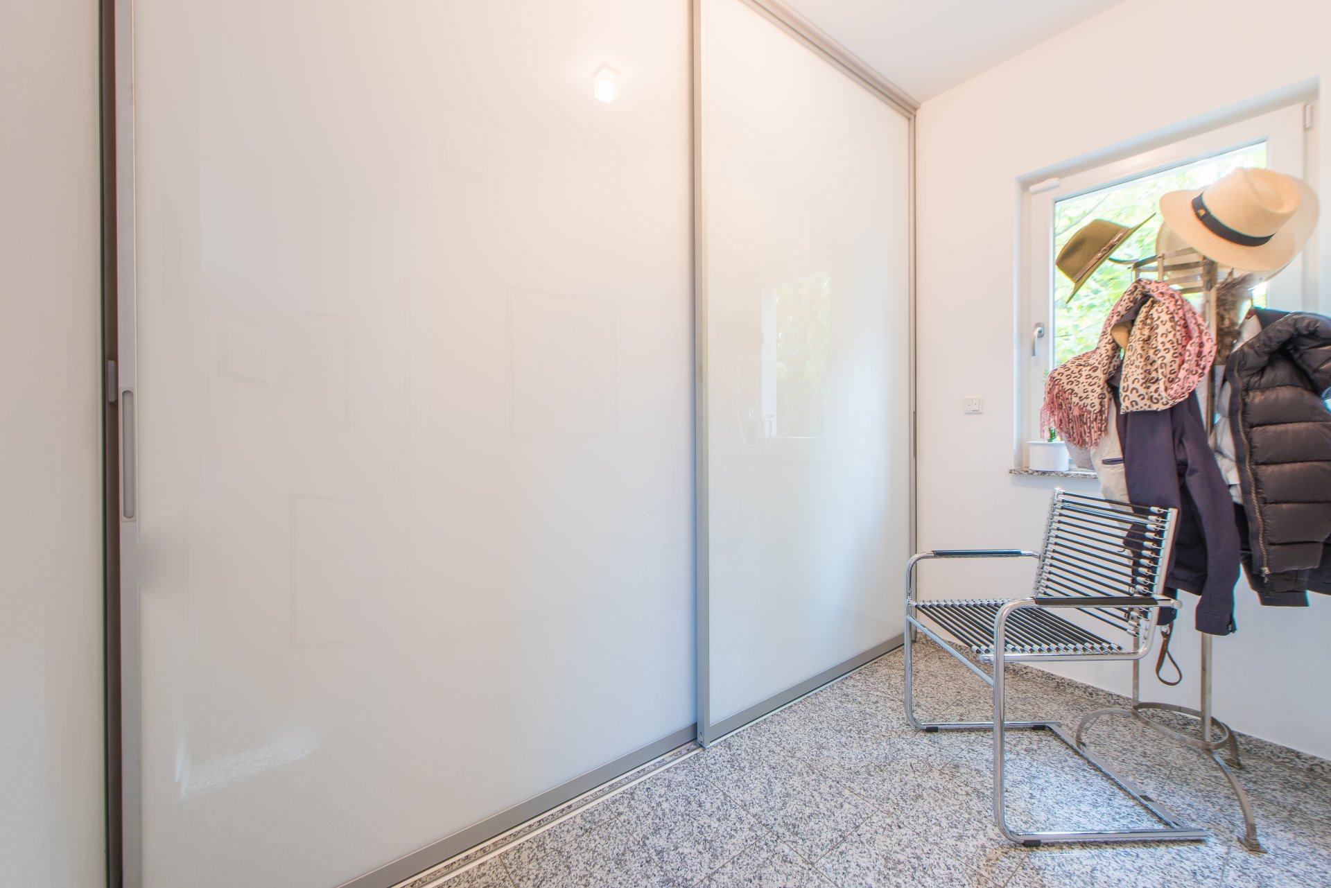 Extrahohe Einbauschränke als Garderobe - Oliver Reifferscheid - Immobilienmakler Darmstadt