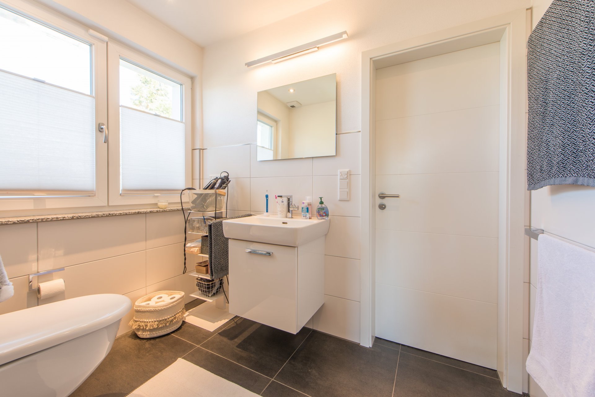 Kinderbad mit 2 Türen, eine Tür zu jedem Kinderzimmer. Die Kinder müsen also nicht über den Flur - Oliver Reifferscheid - Immobilienmakler Darmstadt